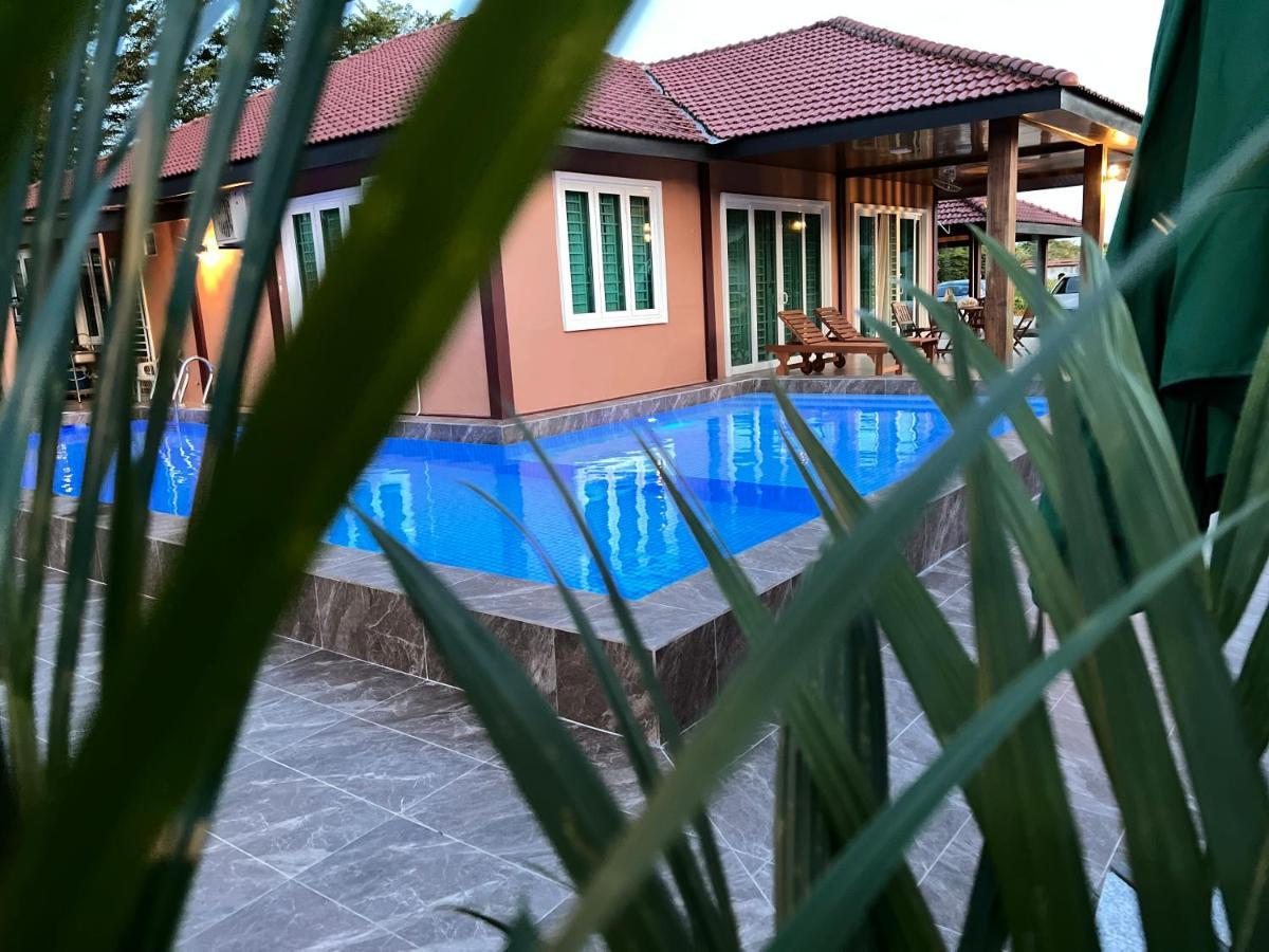 Bungalow D'Cenang- Private Pool Pantai Cenang  Kültér fotó